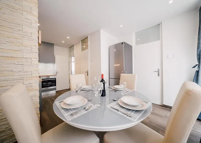 Leo Near Bridge * Ζαντάρ